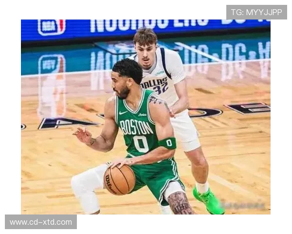 塔图姆通过多面手无球跑动拉开空间提升关键时刻得分效率